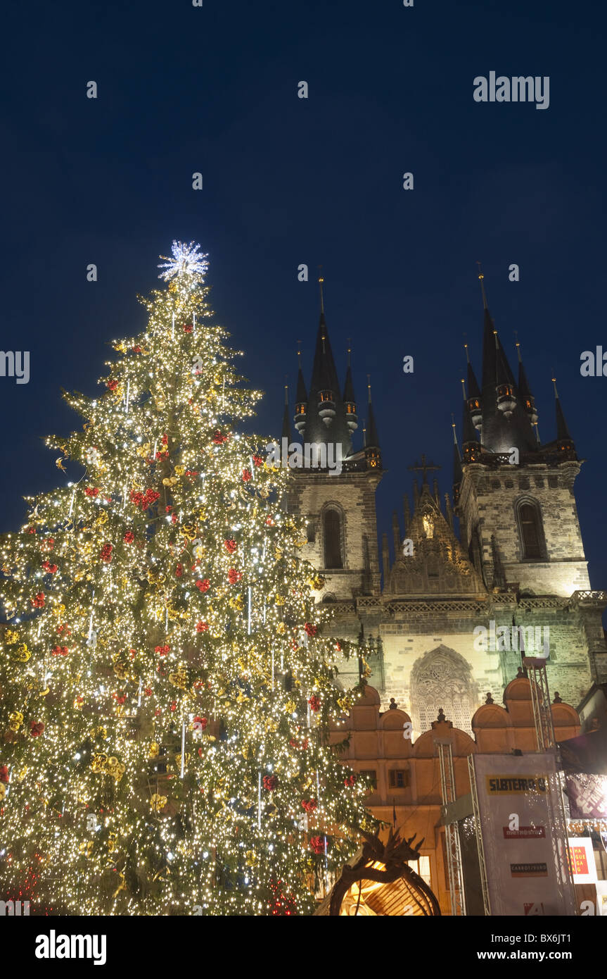Gotica Chiesa Tyn, albero di Natale al crepuscolo in Piazza della Città Vecchia, Staré Mesto, Praga, Repubblica Ceca, Europa Foto Stock