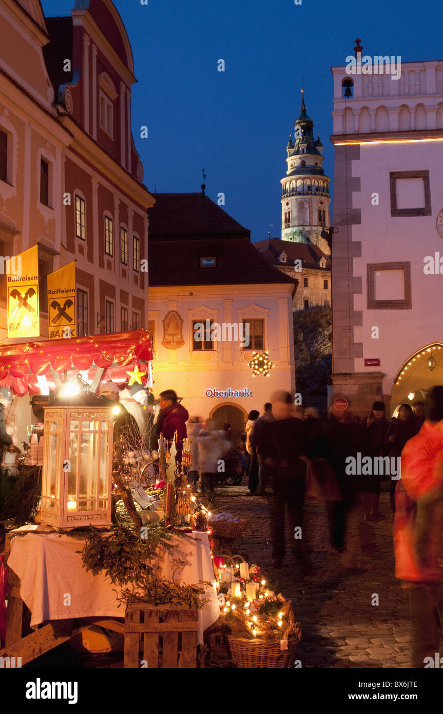 Si spegne al mercatino di Natale con torre rinascimentale, Svornosti Square, Cesky Krumlov, Ceskobudejovicko, Repubblica Ceca, Europa Foto Stock