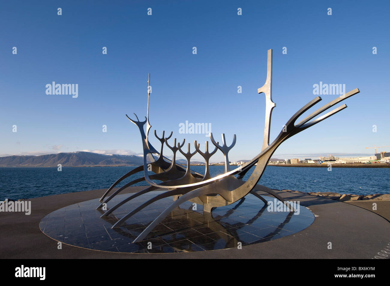 Scultura di una nave vichinga da Jon Gunnar Arnason, Reykjavik, Islanda, regioni polari Foto Stock