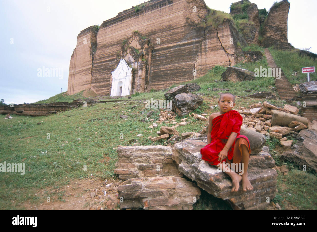 Giovane monaco buddista, Mingun, Sagaing Division, Myanmar (Birmania), Asia Foto Stock