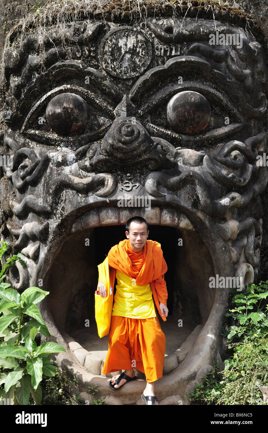 Monaco e della statua, Xieng Khuan (Buddha Park), Vientiane, Laos, Indocina, Asia sud-orientale, Asia Foto Stock