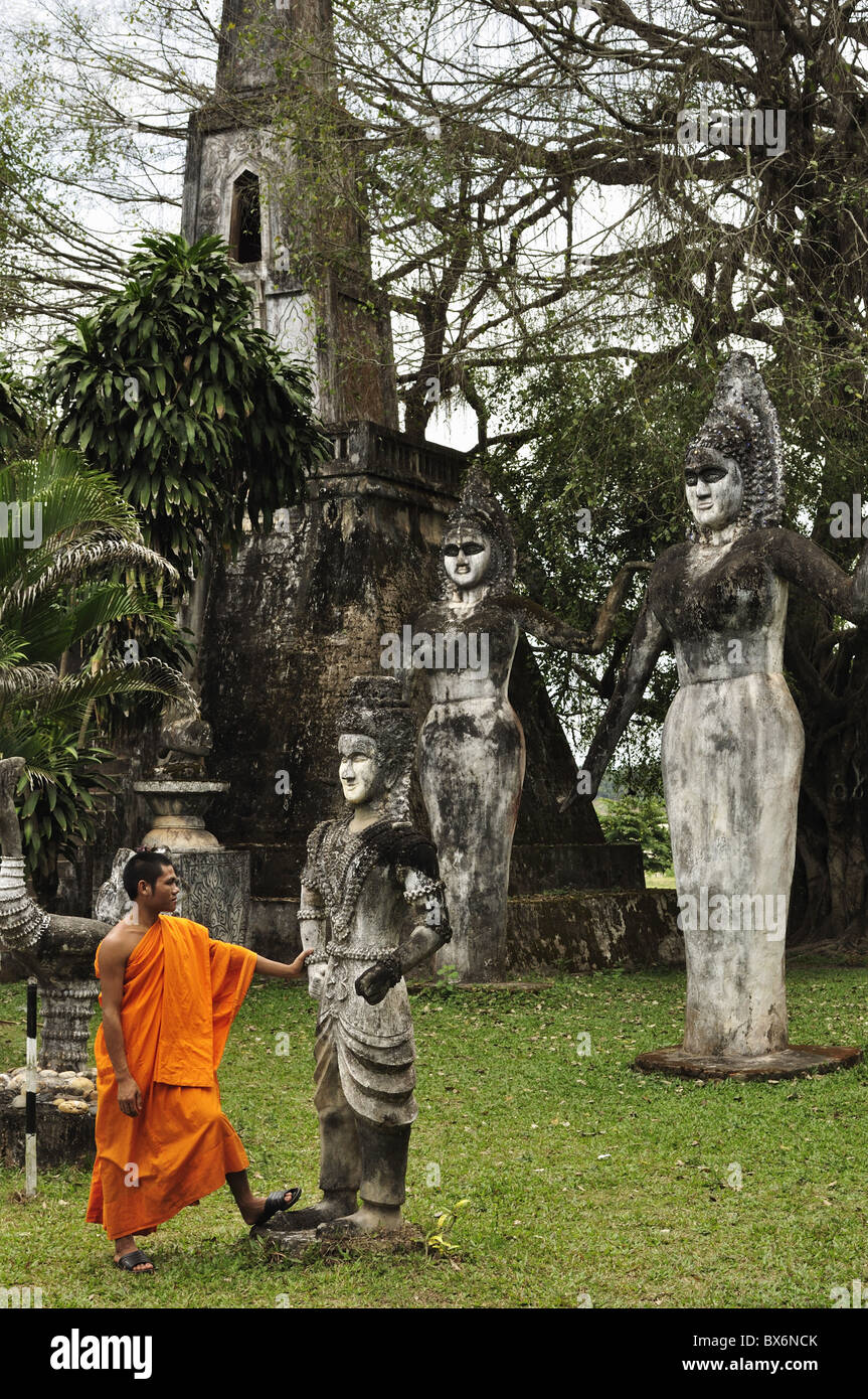 Monaco e statue, Xieng Khuan (Buddha Park), Vientiane, Laos, Indocina, Asia sud-orientale, Asia Foto Stock