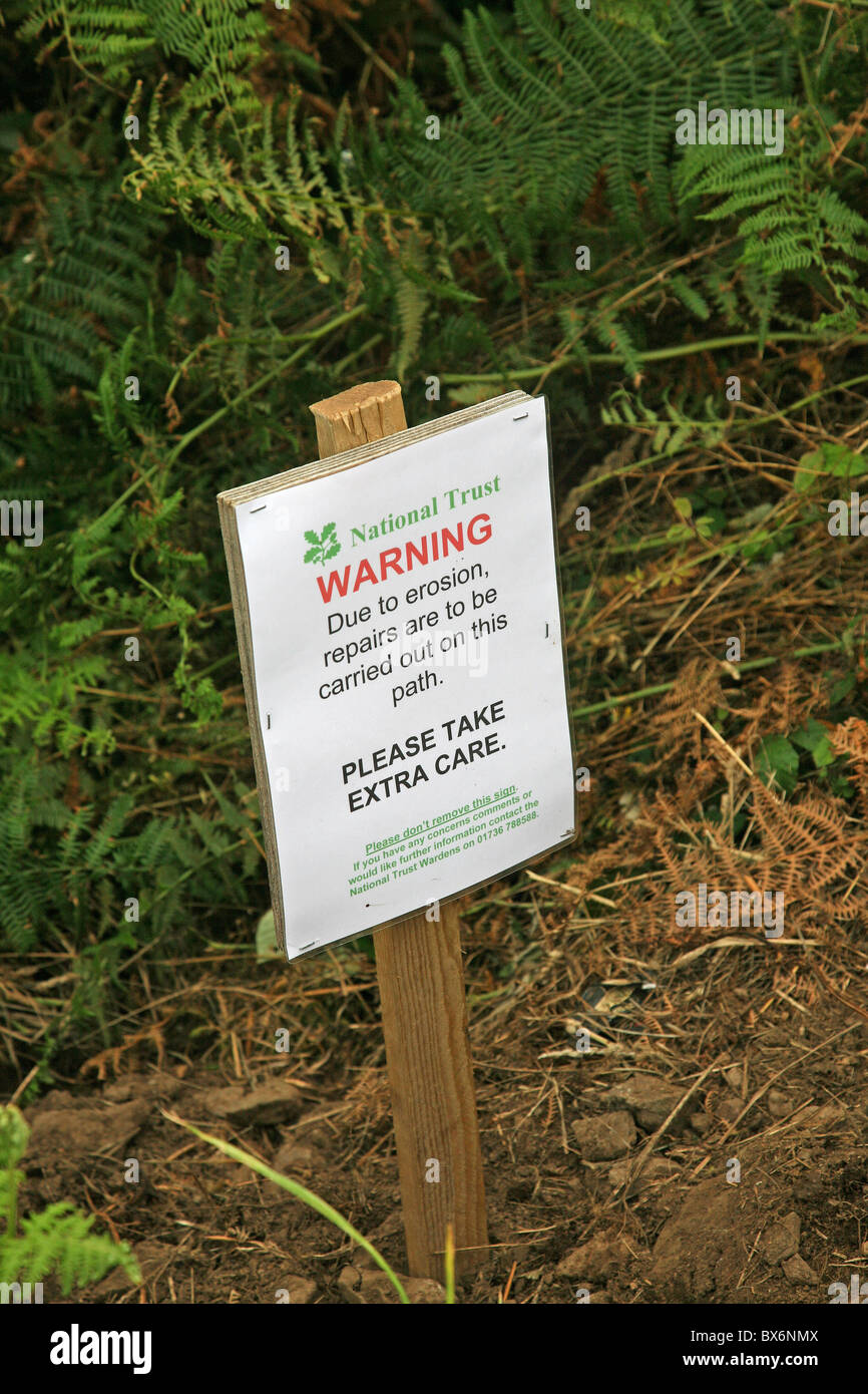 Il National Trust cartello pericolo erosione si prega di mantenere il sentiero, Cape Cornwall, (foto scattata da un sentiero pubblico) Foto Stock