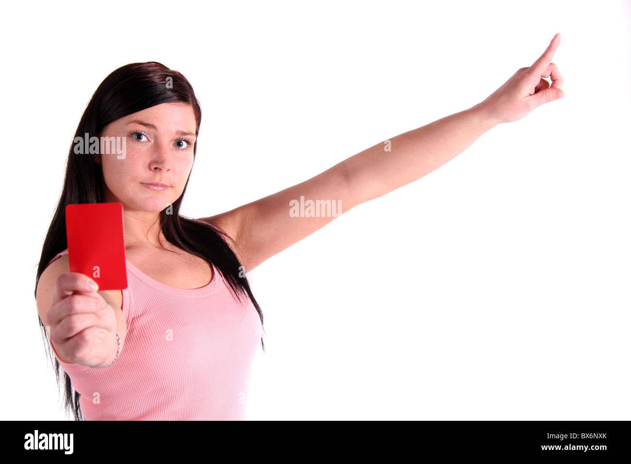 Attraente giovane donna che mostra un cartellino rosso. Tutto su sfondo bianco. Foto Stock