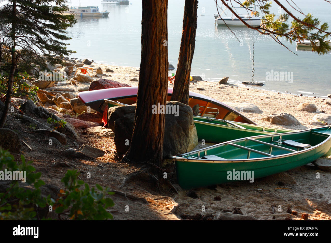 Canoe sul litorale di sunrise al Lago Pinecrest, Tuolumne County, California, Stanislaus National Forest, U.S.A. Foto Stock