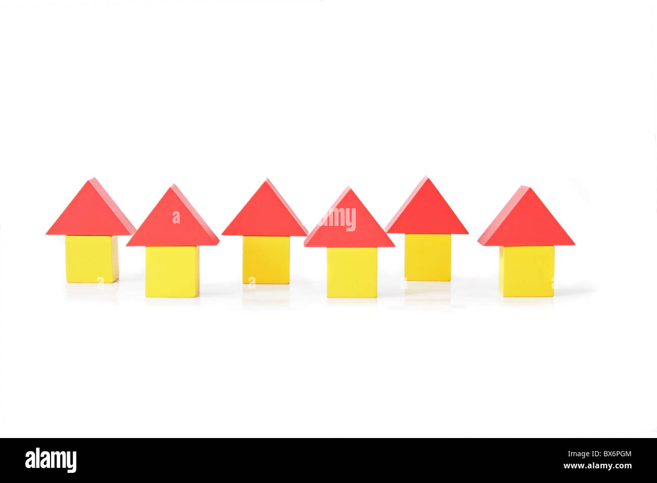 Una linea di case stilizzata di blocchi colorati. Tutti gli isolati su sfondo bianco. Foto Stock