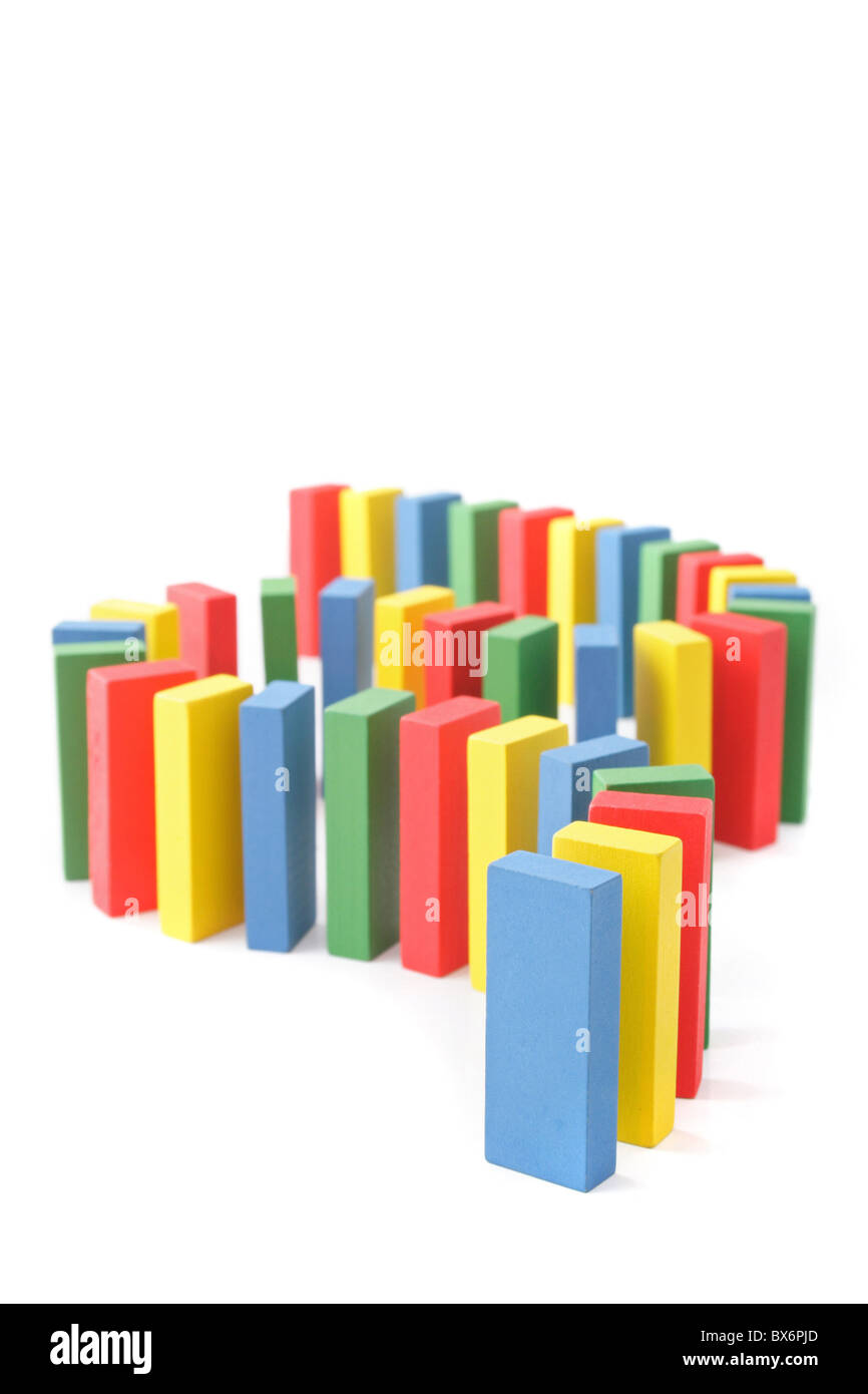 Più variopinti permanente del domino uno dopo l'altro. Tutti isolatoed su sfondo bianco. Foto Stock