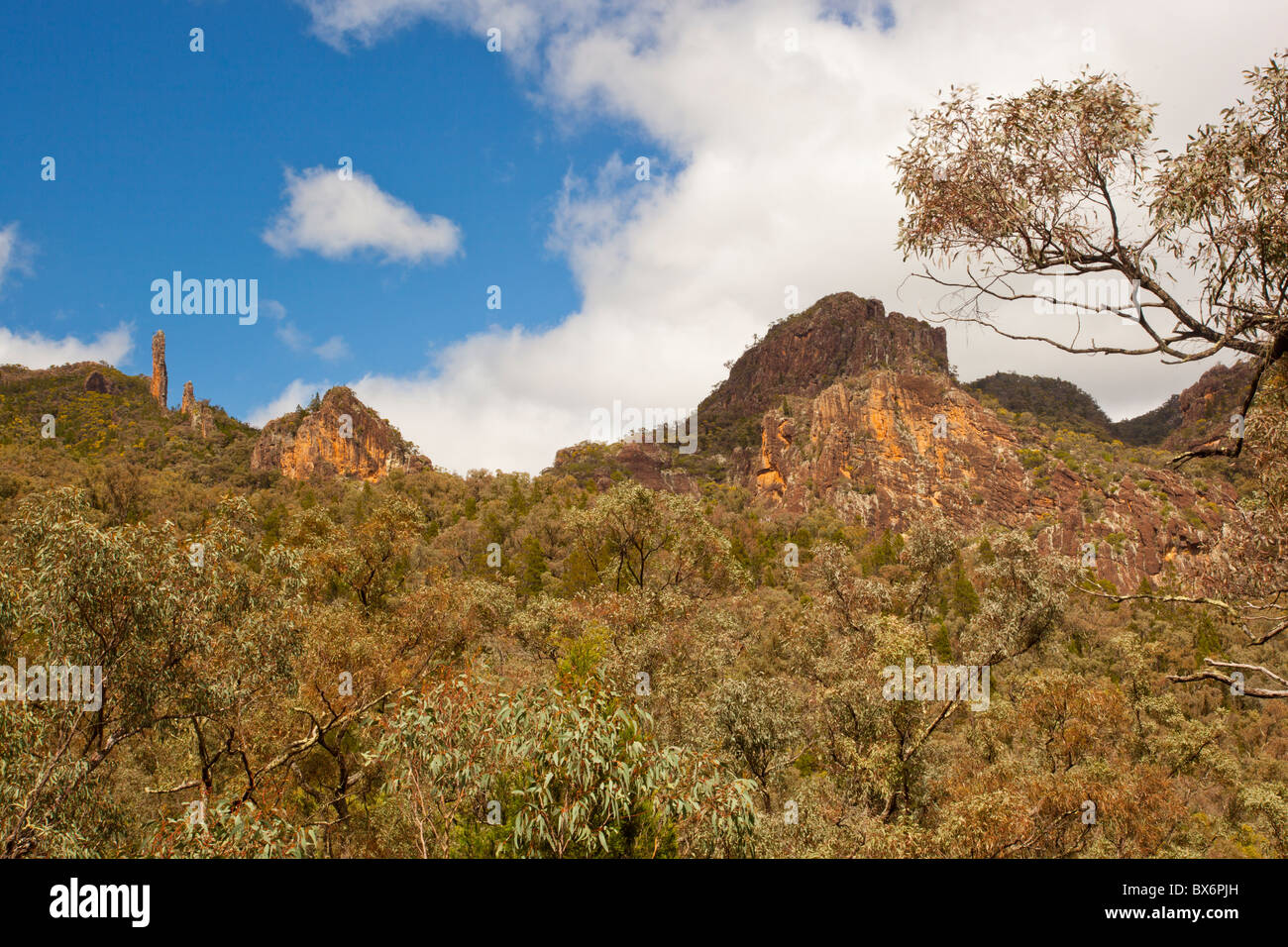 Breadknife rocce e cratere Bluff dalla vista Spirey, Warrumbungle National Park, Coonabarabran Namoi Street, Nuovo Galles del Sud Foto Stock