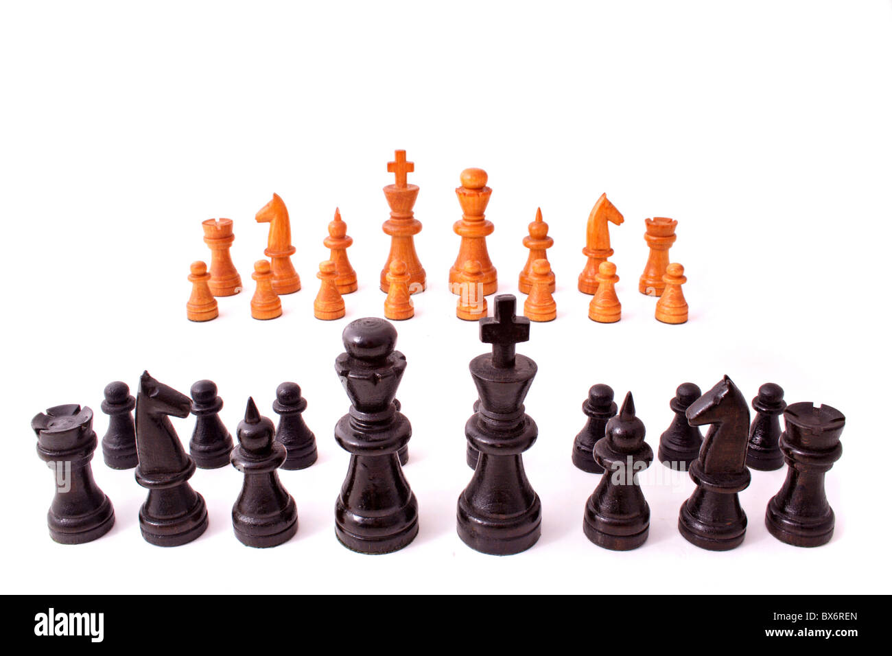 Diversi scacchi in piedi di fronte a uno sfondo bianco. Foto Stock