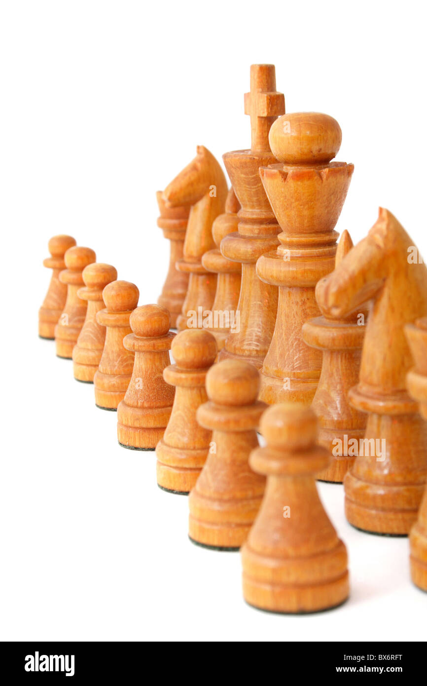 Diversi scacchi in piedi di fronte a uno sfondo bianco. Foto Stock