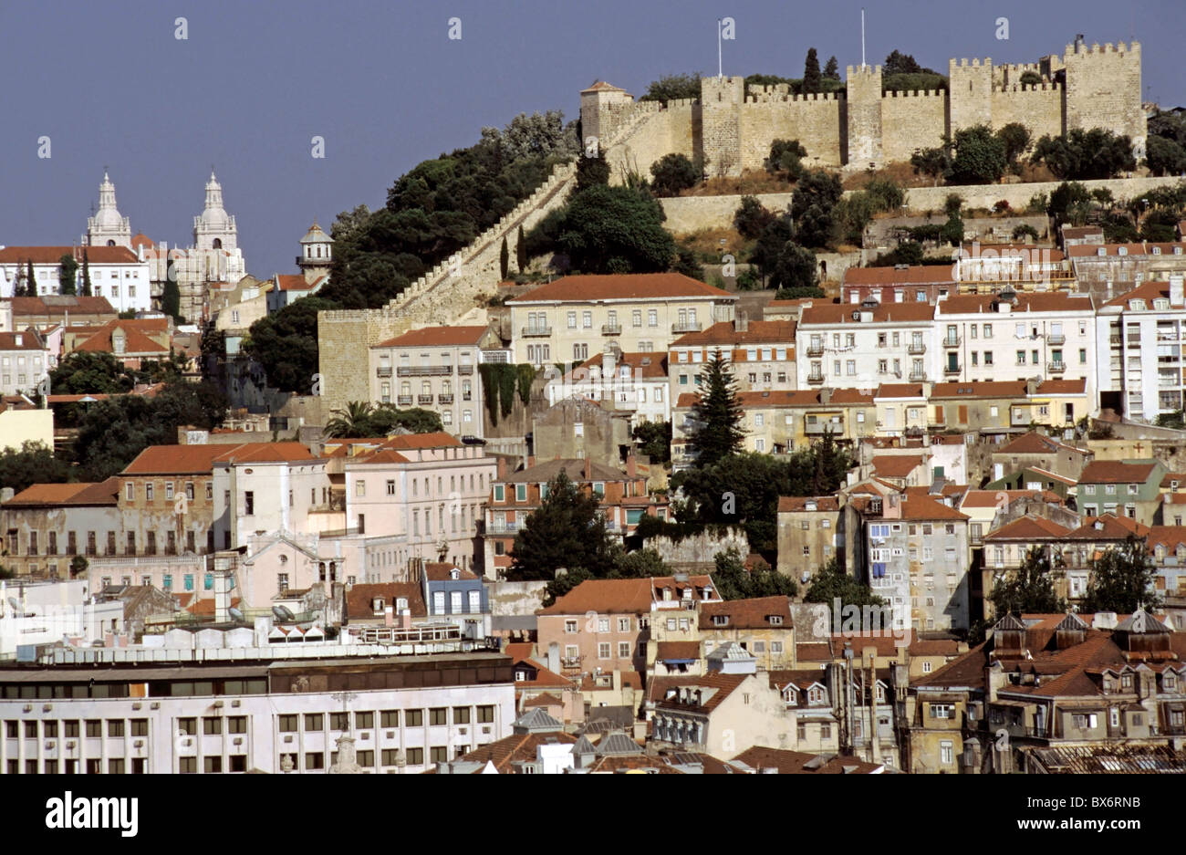 Castello di Sao Jorge affacciato sul quartiere di Alfama, Lisbona, Portogallo. Foto Stock
