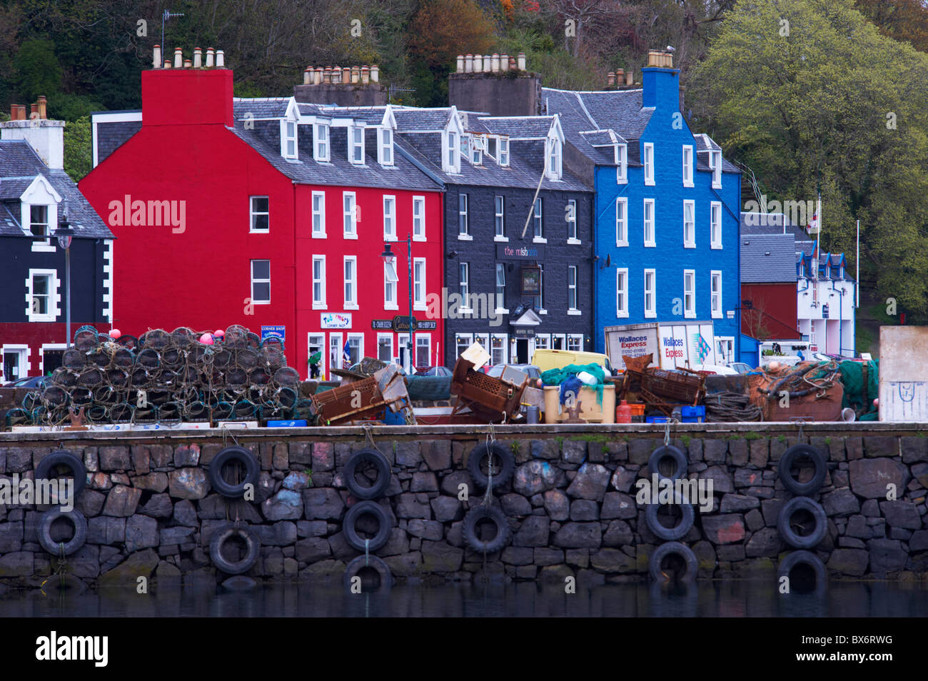 Case vivacemente colorate al porto da pesca di Tobermory, Isle of Mull, Ebridi Interne, Scotland, Regno Unito, Europa Foto Stock