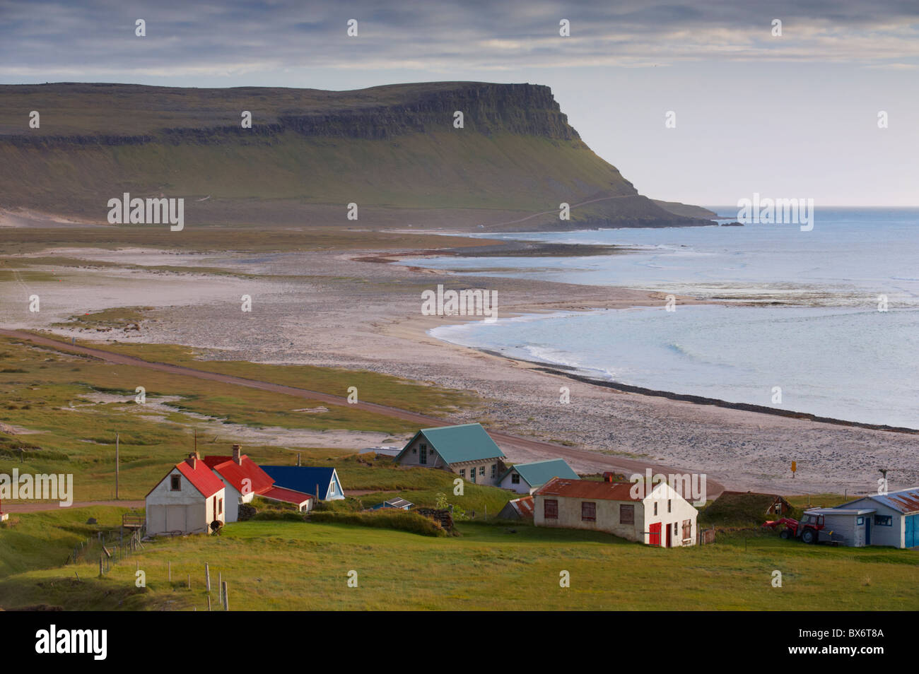 Piccolo villaggio a ovest di fiordi, vicino a scogliere Latrabjarg nella punta sud-occidentale del West fiordi (Vestfirdir), Islanda Foto Stock