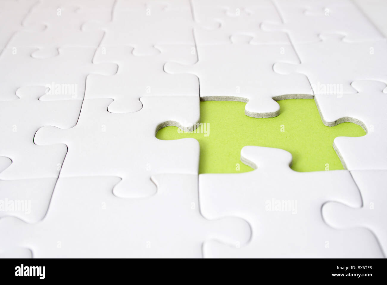 Un unico spazio verde in un bianco semplice gioco di puzzle. Foto Stock