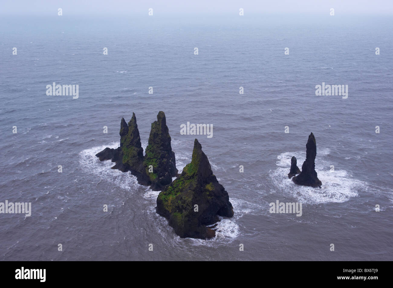 Famoso Reynisdrangar pile sul mare nei pressi di Vik, costa sud dell'Islanda (Sudurland), Islanda, regioni polari Foto Stock