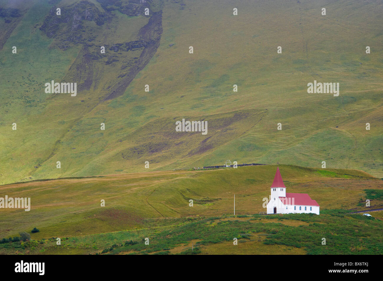 Chiesa di Vik (Vik un Myrdal), costa sud dell'Islanda (Sudurland), Islanda, regioni polari Foto Stock