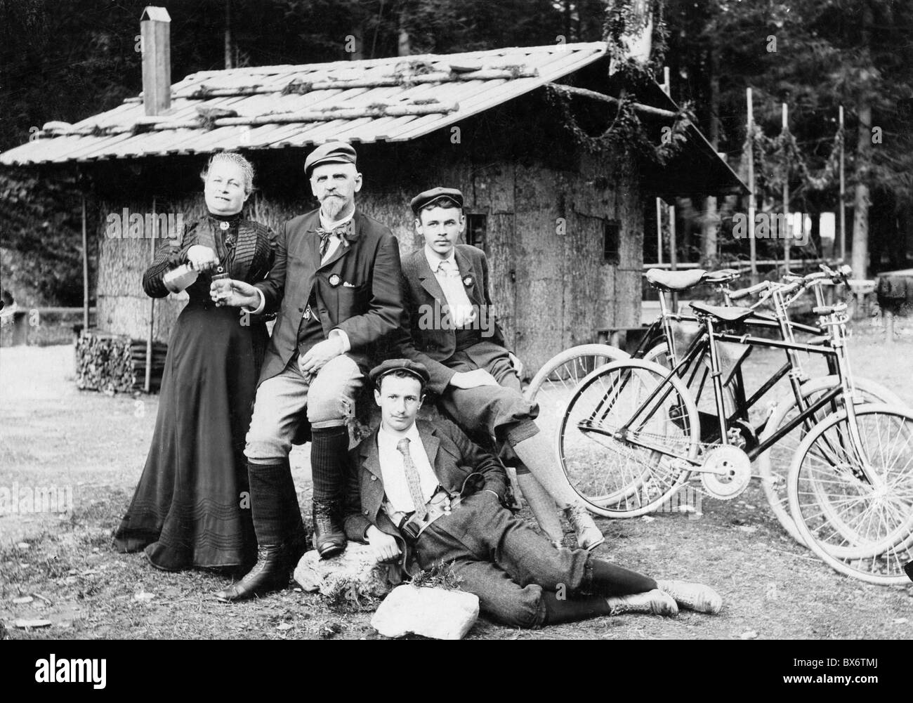 Persone, famiglia, genitori con figlio e amico in viaggio, circa 1910, diritti aggiuntivi-clearences-non disponibile Foto Stock