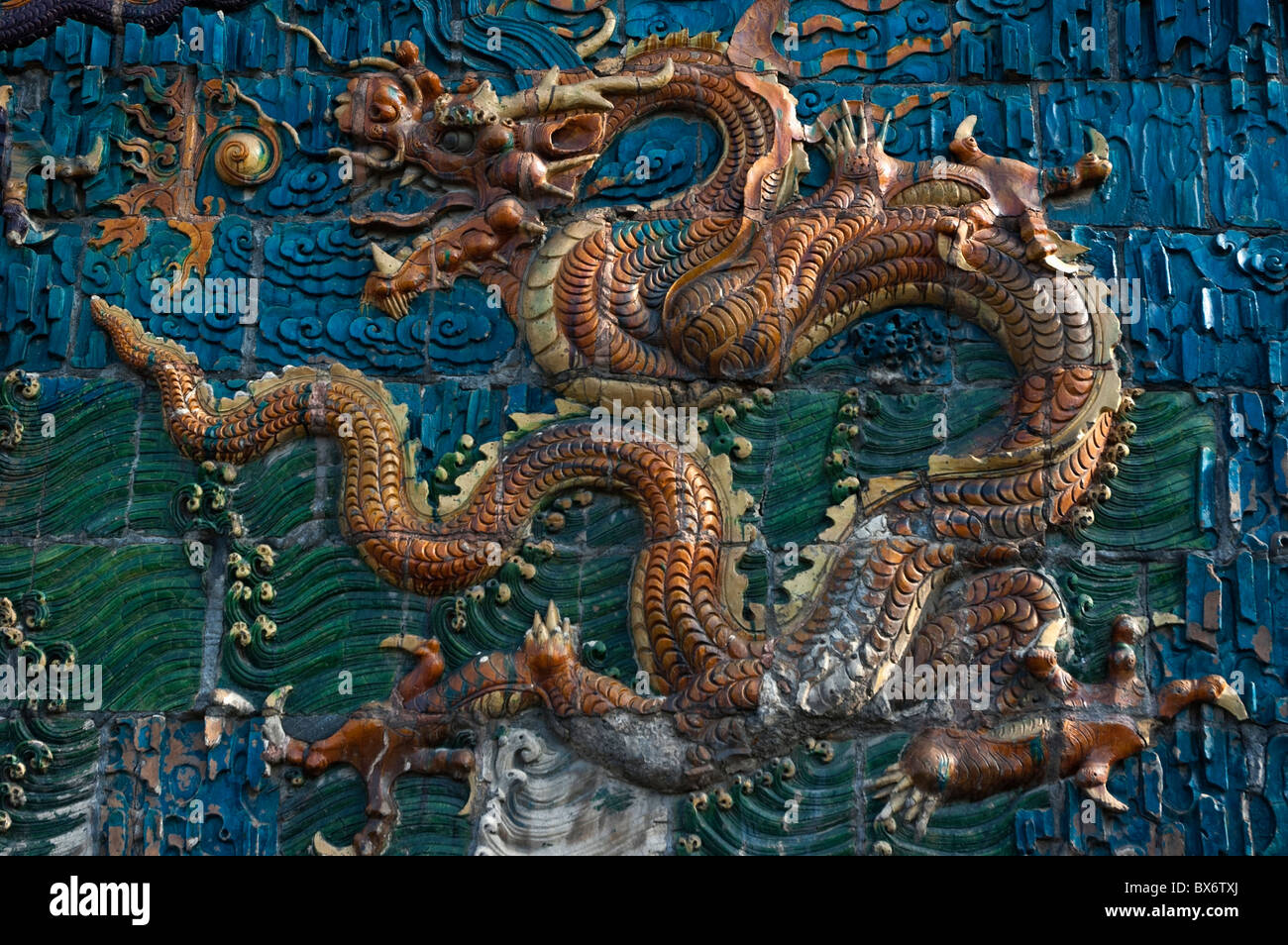 Ornato e drago decorative su nove Dragon schermo in Datong, Shanxi, Cina. Foto Stock