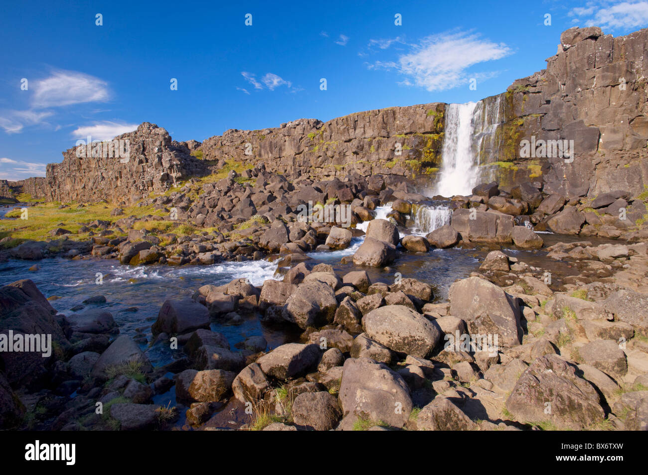 Oxara River cade giù Almannagja scogliera a Oxarafoss, Thingvellir National Park, sito Patrimonio Mondiale dell'UNESCO, Islanda Foto Stock