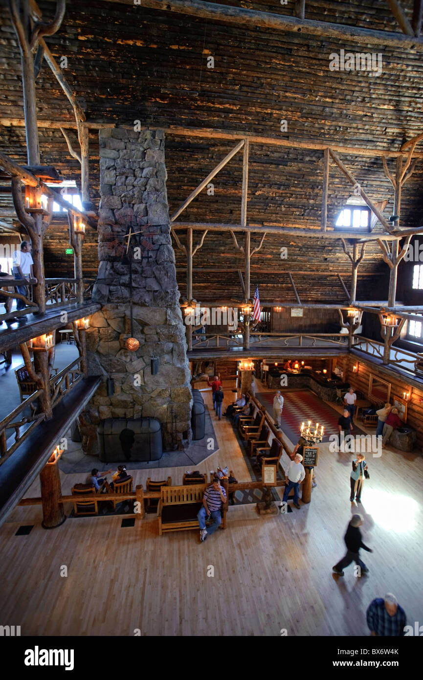 Historic Old Faithful Inn, il Parco Nazionale di Yellowstone, Wyoming USA Foto Stock