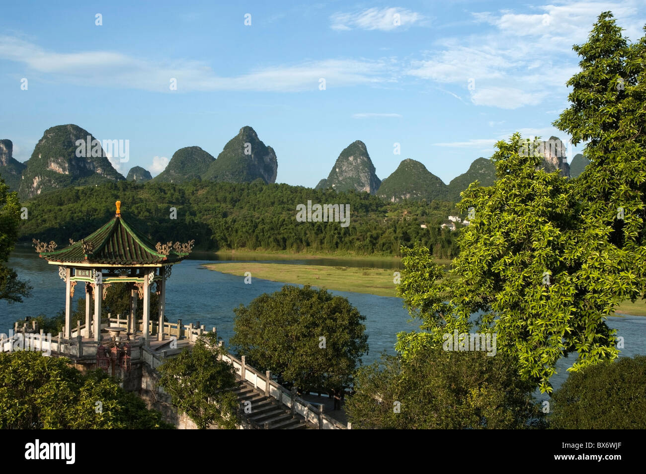 Fiume Li : tipico padiglione Cinese / pagoda sulle rive del fiume Li / Fiume Lijiang al tramonto, Yangshuo, Guangxi, Cina. Foto Stock