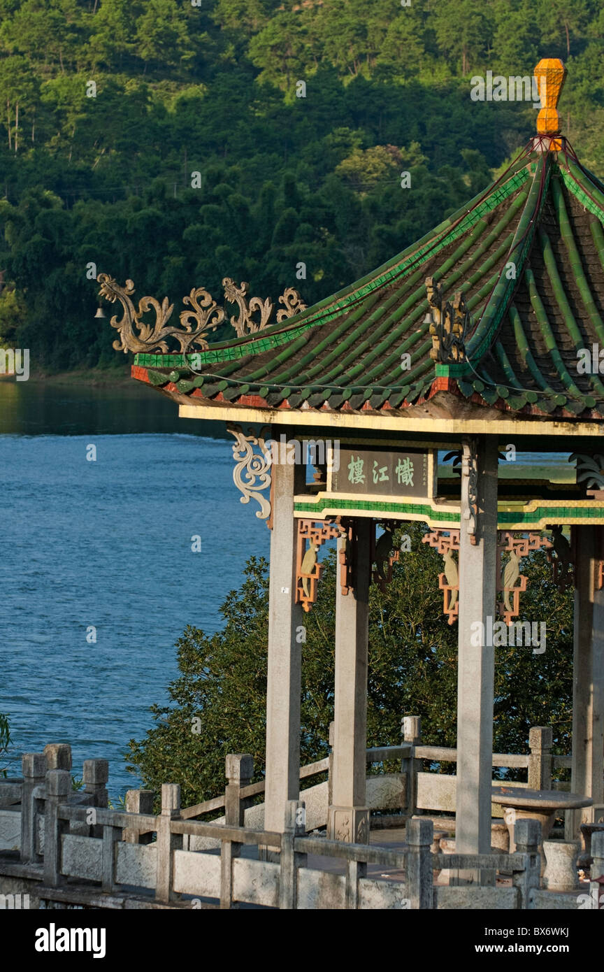 Il padiglione cinese pagoda sulle rive del Fiume Li e Yangshuo, Guangxi, Cina. Foto Stock