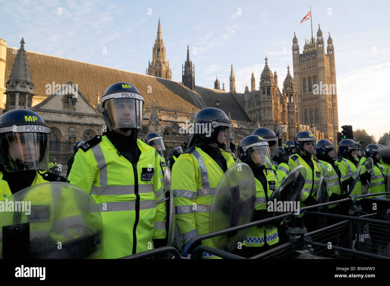 Regno Unito. Gli studenti protestano contro l'istruzione taglia fuori il parlamento di Westminster a Londra SOTTO LA PRESENZA DELLA POLIZIA Foto Stock