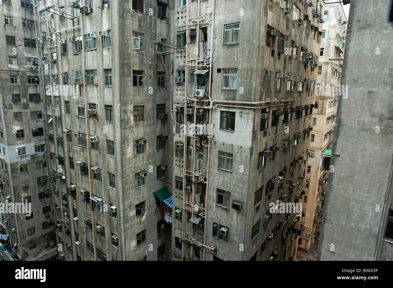 Vecchio e malandato calcestruzzo ad alta edifici di appartamenti in Kowloon, Hong Kong, Cina. Foto Stock