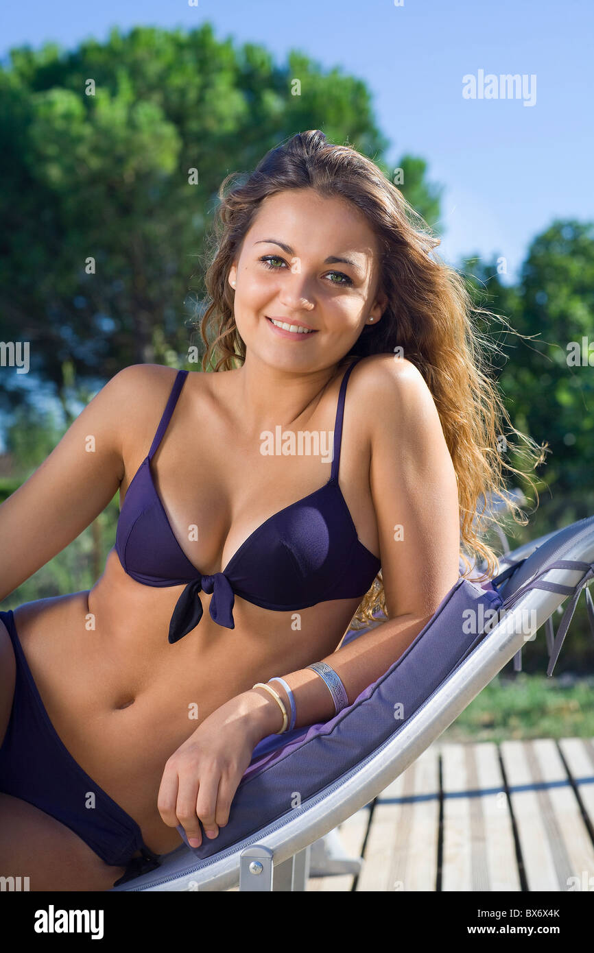 Giovane bellezza donna in relax in costume da bagno Foto Stock