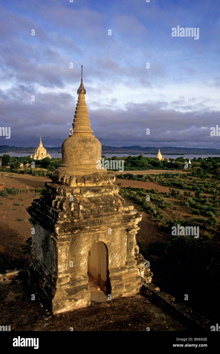 Tempio Gawdawpalin e pagode storico al sorgere del sole lungo il fiume Irrawaddy, Bagan, Birmania. Foto Stock