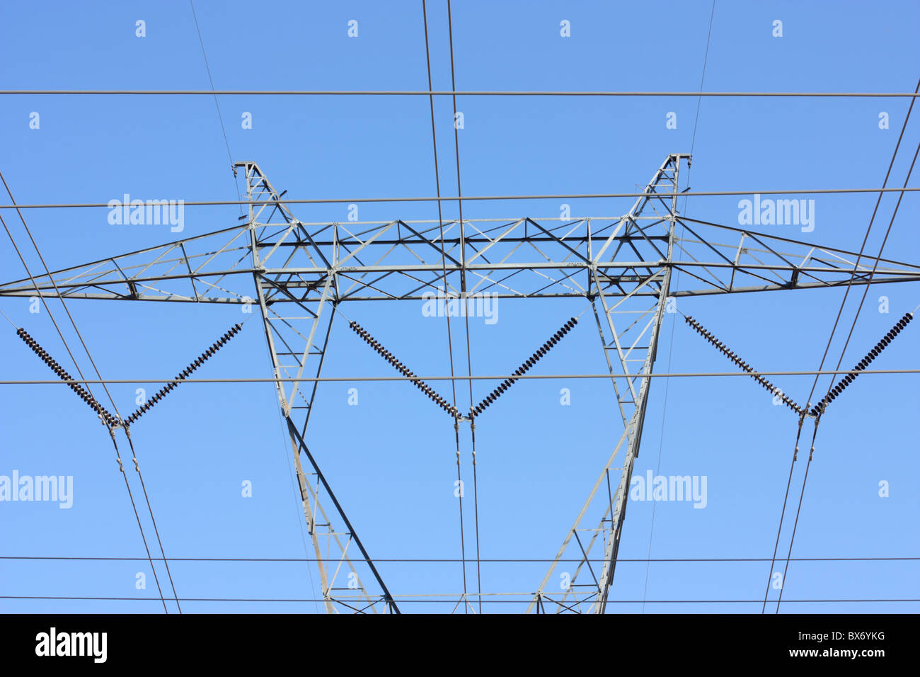 In prossimità di una torre di trasmissione e linee di alimentazione. Kern County, California. U.S.A. Foto Stock