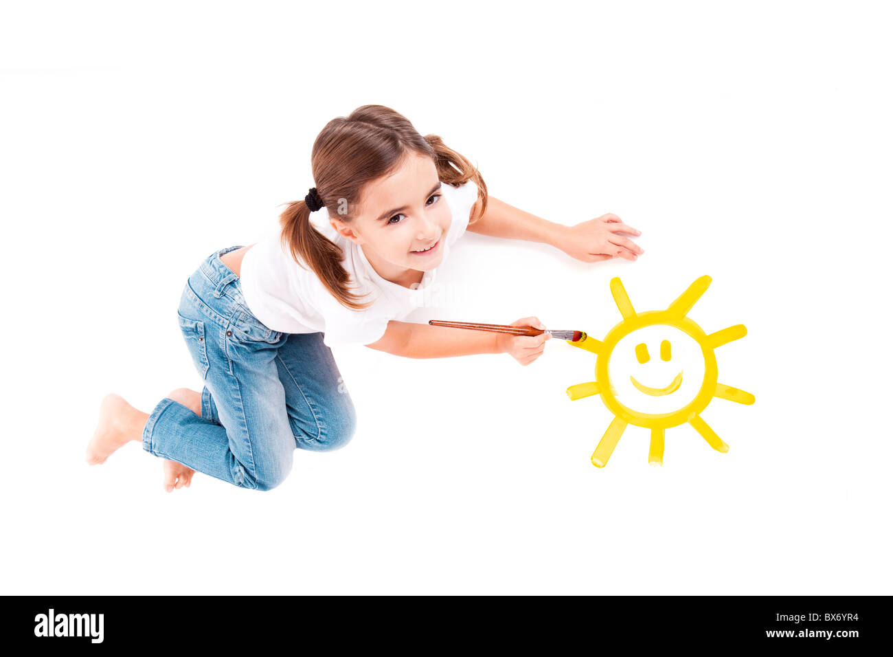 Vista dall'alto di un felice ragazza distesa sul pavimento e la verniciatura di un felice sun Foto Stock
