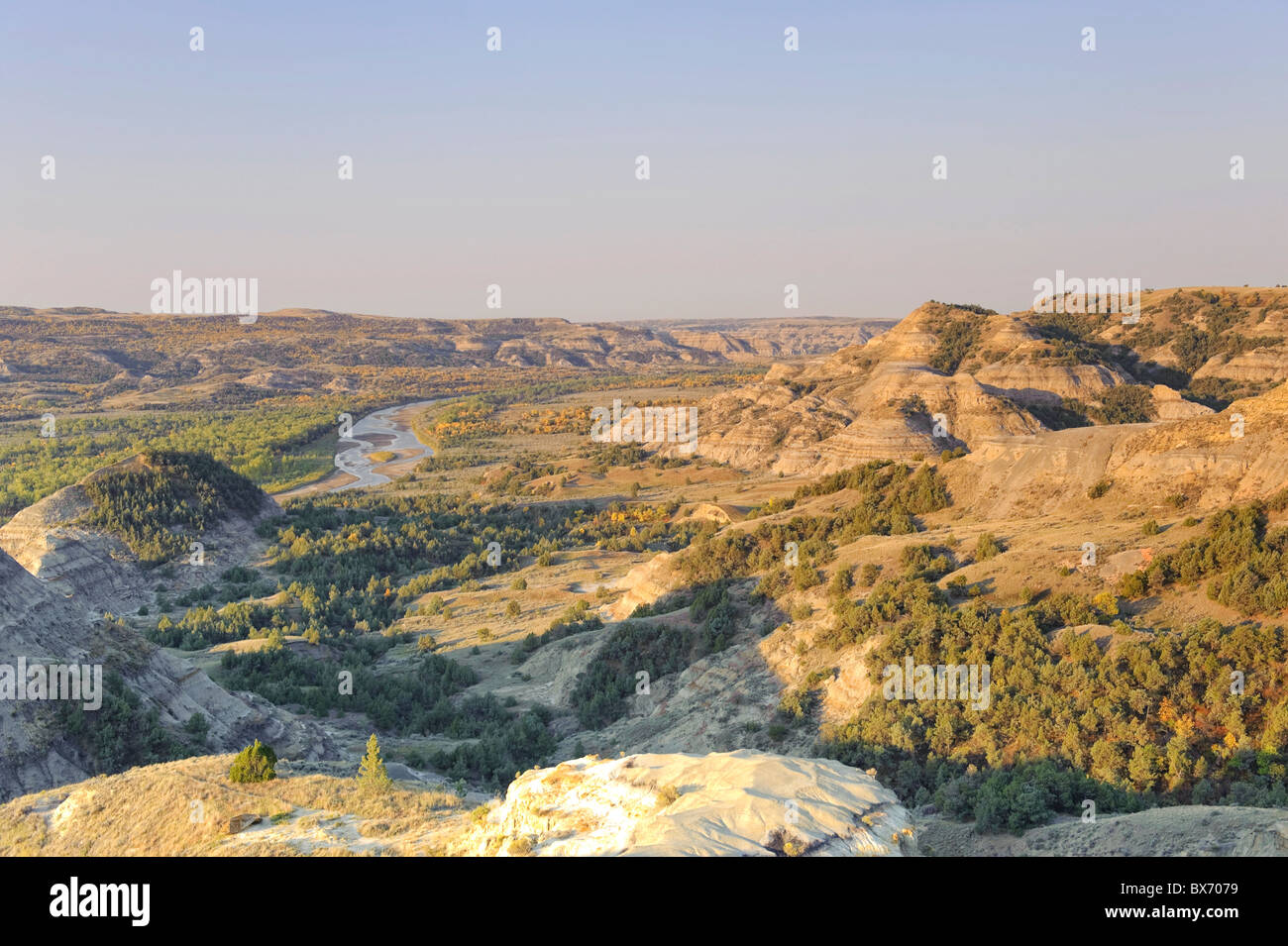 Piccolo Fiume Missouri e ansa del fiume e si affacciano sul Parco nazionale Theodore Roosevelt (unità del Nord), il Dakota del Nord, STATI UNITI D'AMERICA Foto Stock
