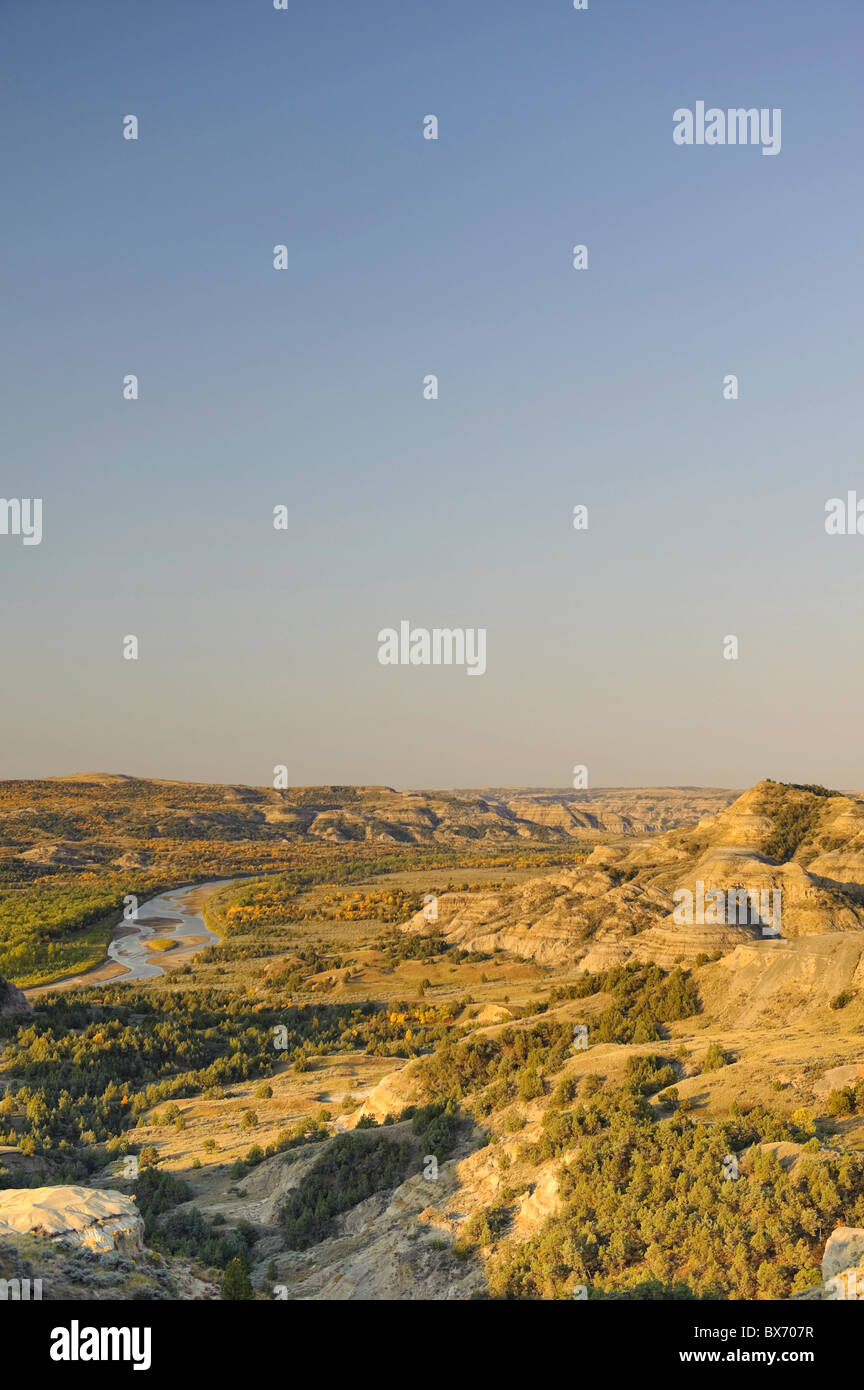 Piccolo Fiume Missouri e ansa del fiume e si affacciano sul Parco nazionale Theodore Roosevelt (unità del Nord), il Dakota del Nord, STATI UNITI D'AMERICA Foto Stock