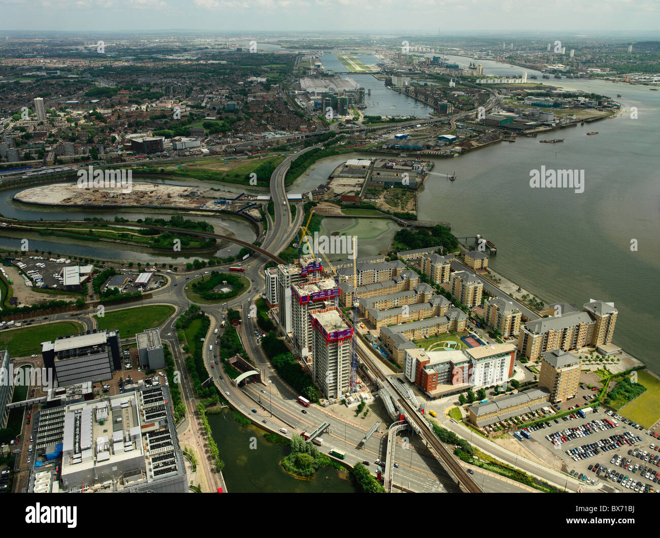 Vista aerea della grande proprietà di sviluppo (Barratt - elettroni) sul fiume Tamigi con Royal Victoria e Royal Albert Dock Foto Stock