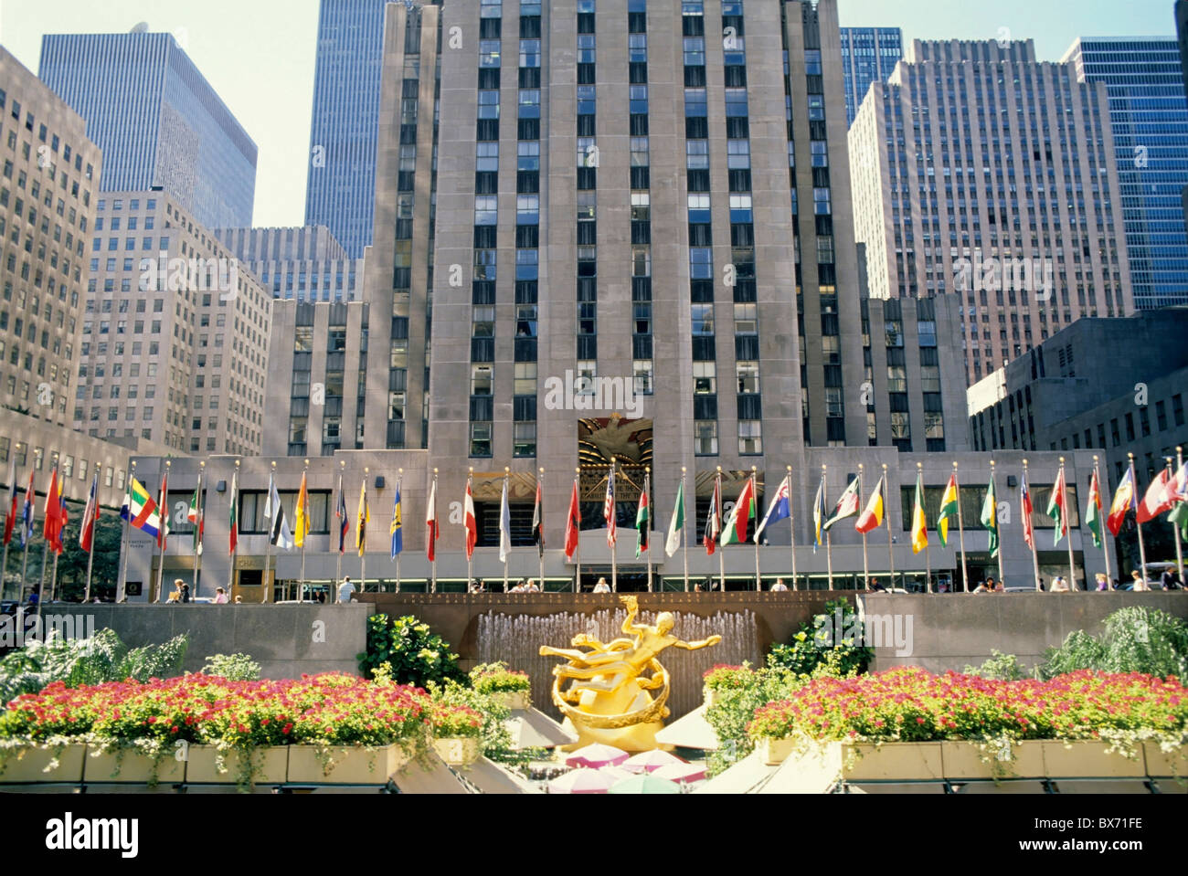 Il Rockefeller Center di Manhattan, New York New York, Stati Uniti d'America - Bandiere allineate in una fila al di fuori Foto Stock
