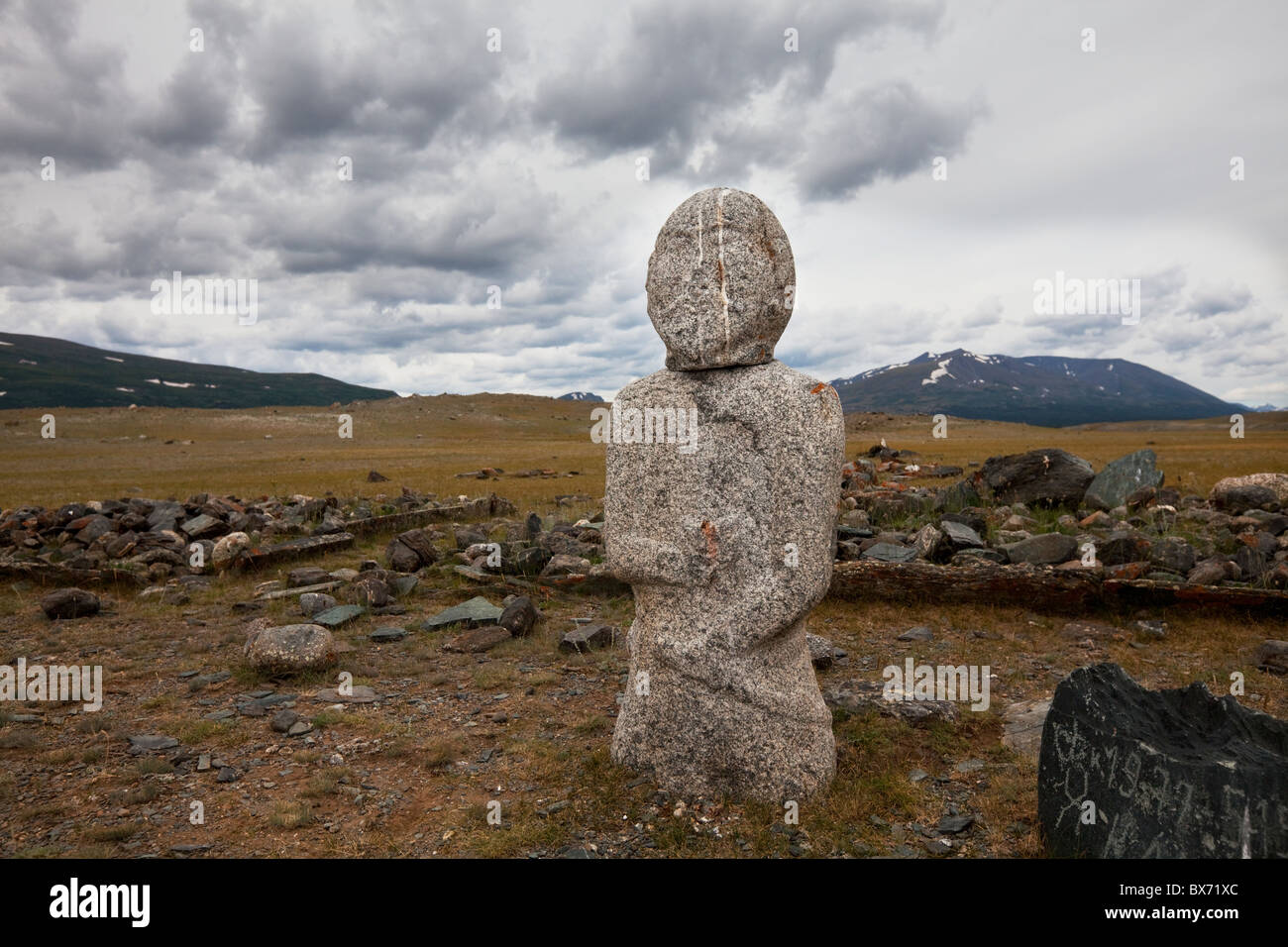 Antica stele di pietra in Mongolia vicino al lago Hoton, Mongolia occidentale Foto Stock