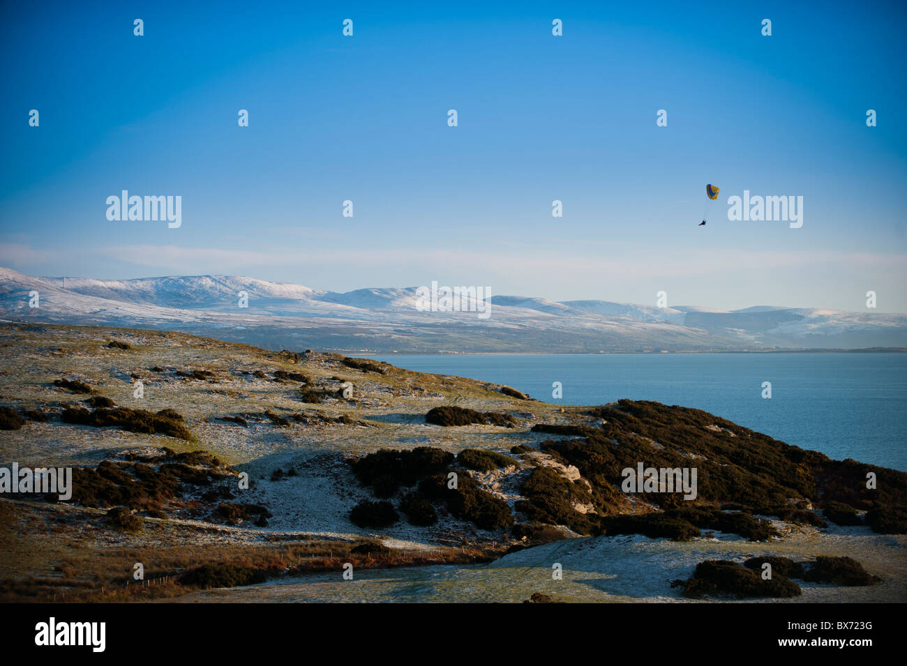 Un powered hanglider battenti vicino a Criccieth Gwynedd, il Parco Nazionale di Snowdonia, inverno Wales UK Foto Stock