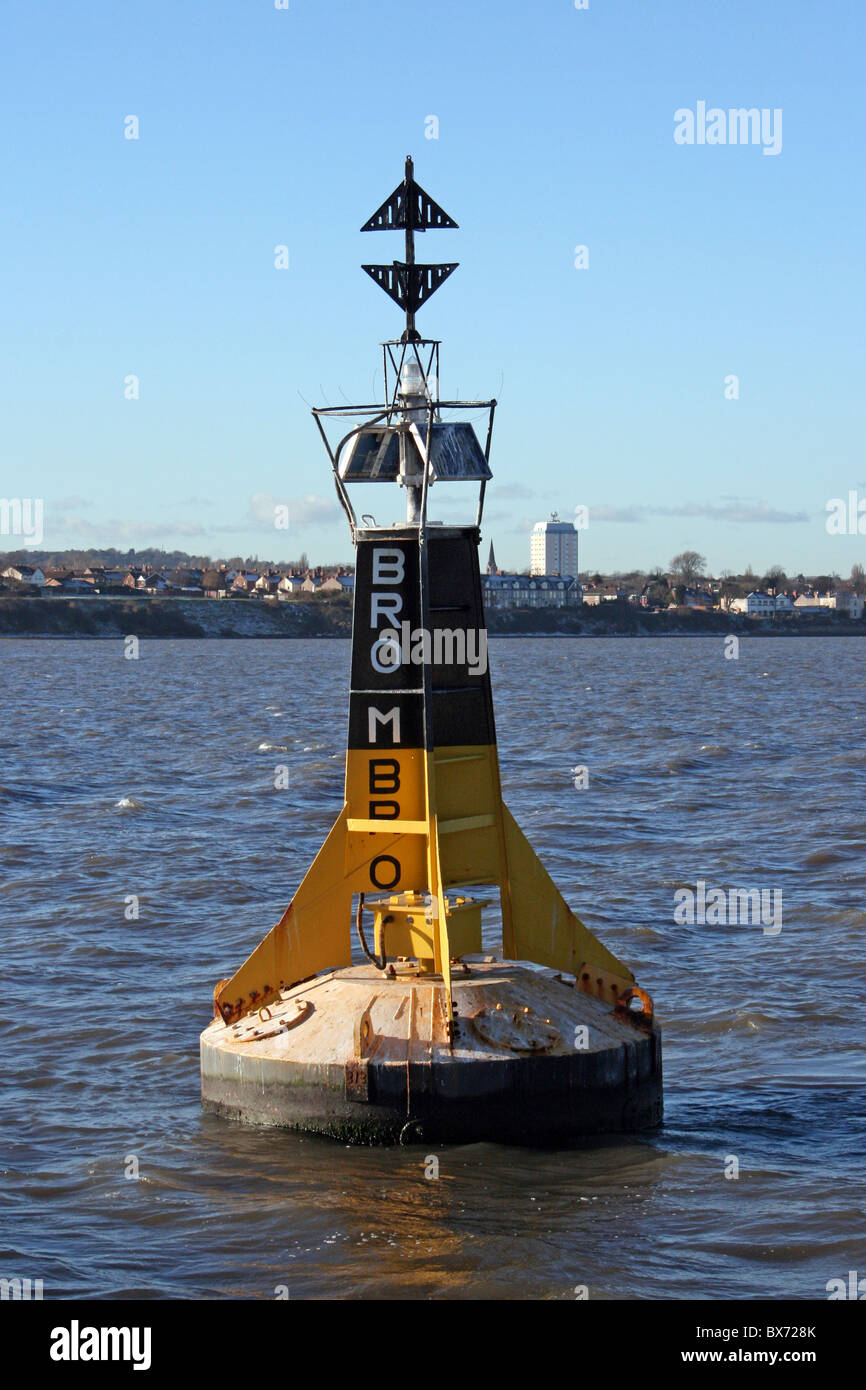 Il canale boa segnaletica "Bromborough' nel fiume Mersey, Liverpool, Regno Unito Foto Stock