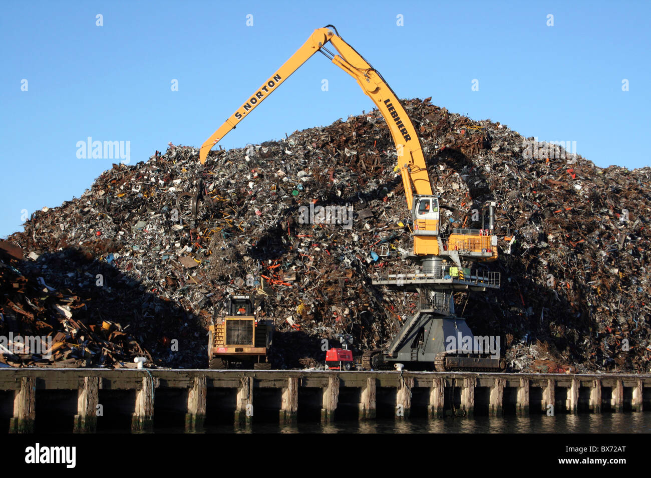 La gru è accanto a un mucchio di rottami metallici a Liverpool Docks, REGNO UNITO Foto Stock