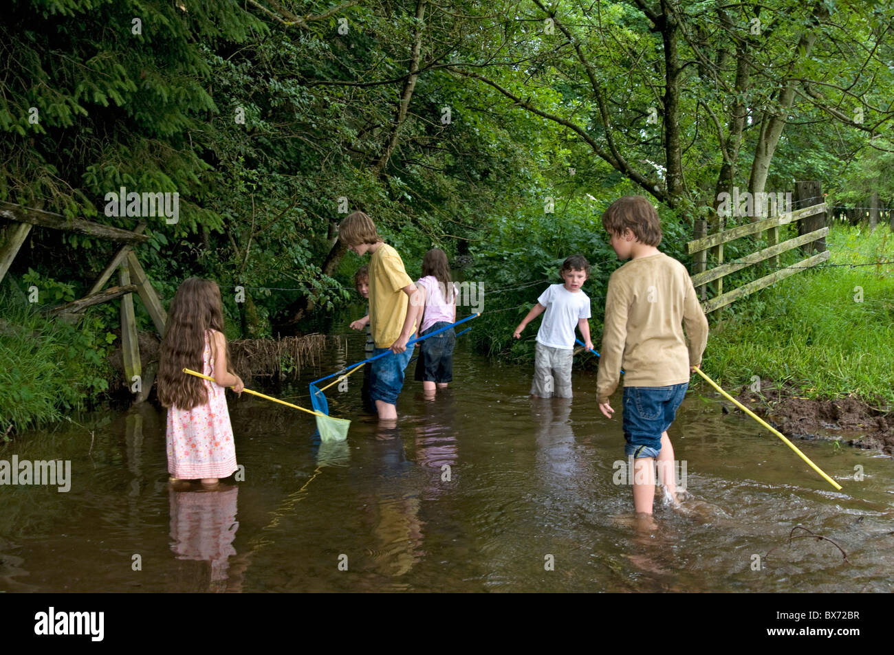I bambini la pesca nel fiume Foto Stock