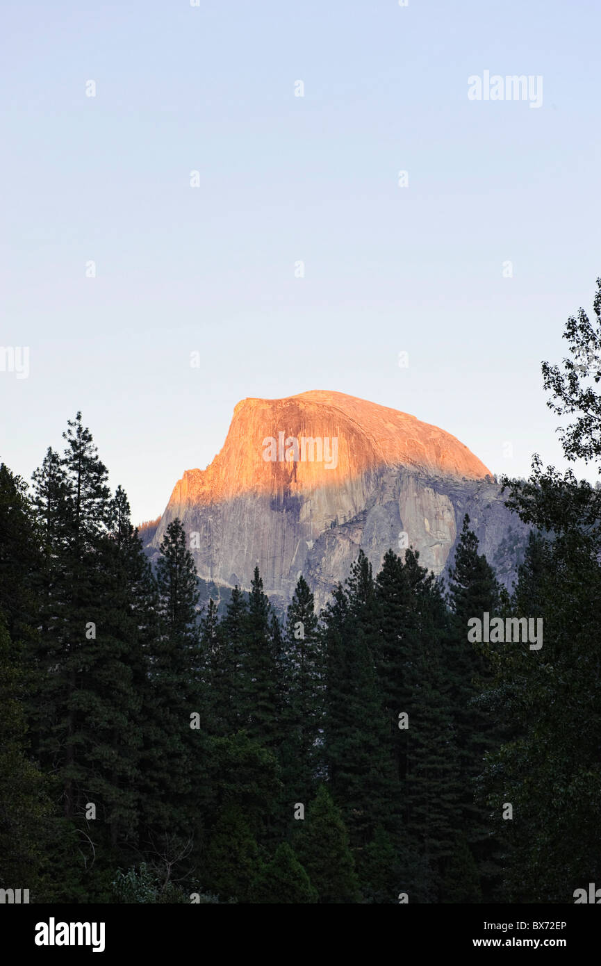 Stati Uniti d'America, in California, del Parco Nazionale Yosemite, Fiume Merced e mezza cupola Mountain Foto Stock