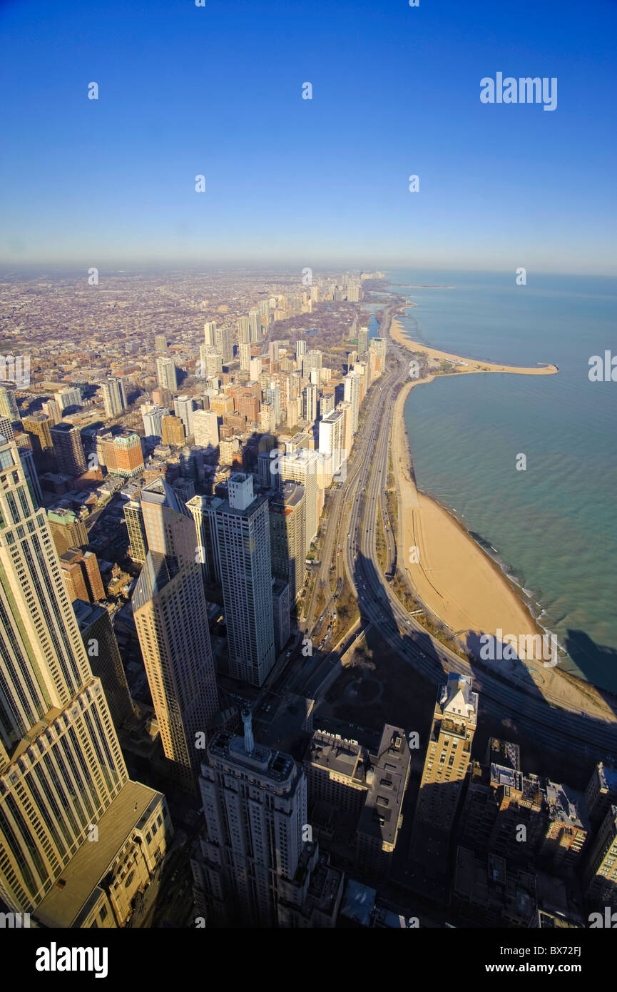 Sullo skyline di Chicago, Oak Street Beach e Lakeshore Drive, John Hancock Center lo Skydeck Observatory, Chicago, Illinois, Stati Uniti d'America Foto Stock