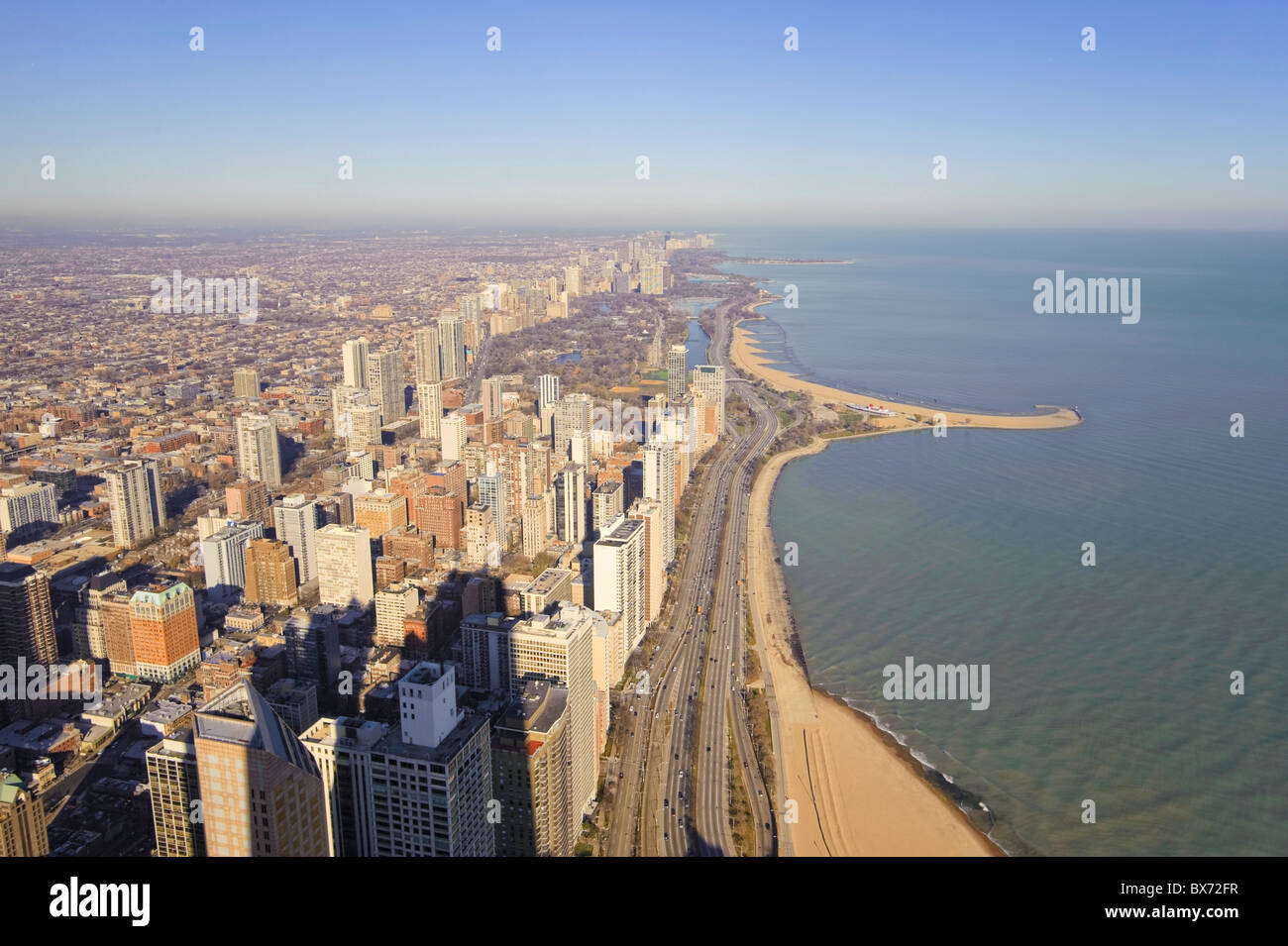 Sullo skyline di Chicago, Oak Street Beach e Lakeshore Drive, John Hancock Center lo Skydeck Observatory, Chicago, Illinois, Stati Uniti d'America Foto Stock