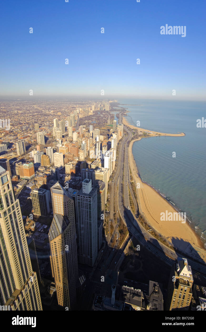 Sullo skyline di Chicago, Oak Street Beach e Lakeshore Drive, John Hancock Center lo Skydeck Observatory, Chicago, Illinois, Stati Uniti d'America Foto Stock