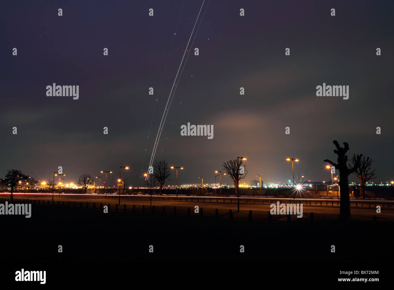 Sentiero di luce da un aeromobile a decollo dall'aeroporto Heathrow di Londra Inghilterra Foto Stock