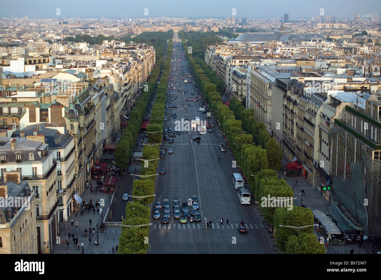 Vista dalla cima del Arc de Triomphe lungo gli Champs Elysees verso Place de la Concorde e al museo del Louvre Foto Stock