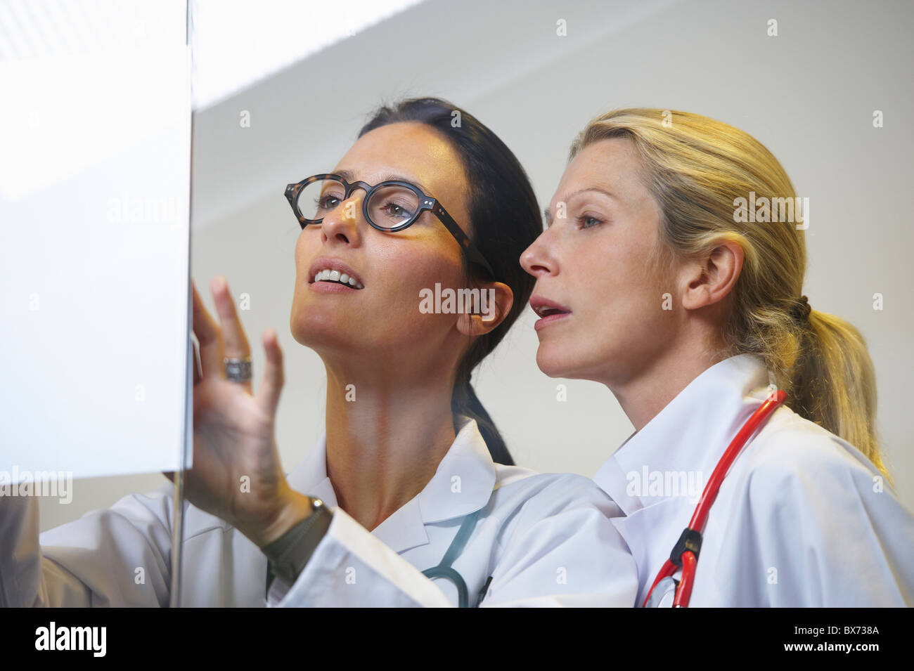 I medici alla ricerca di un file Foto Stock