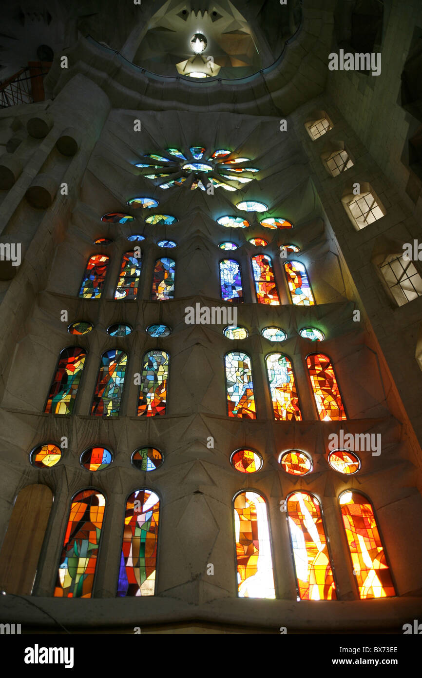 Vetro colorato nella Sagrada Familia di Barcellona, in Catalogna, Spagna, Europa Foto Stock