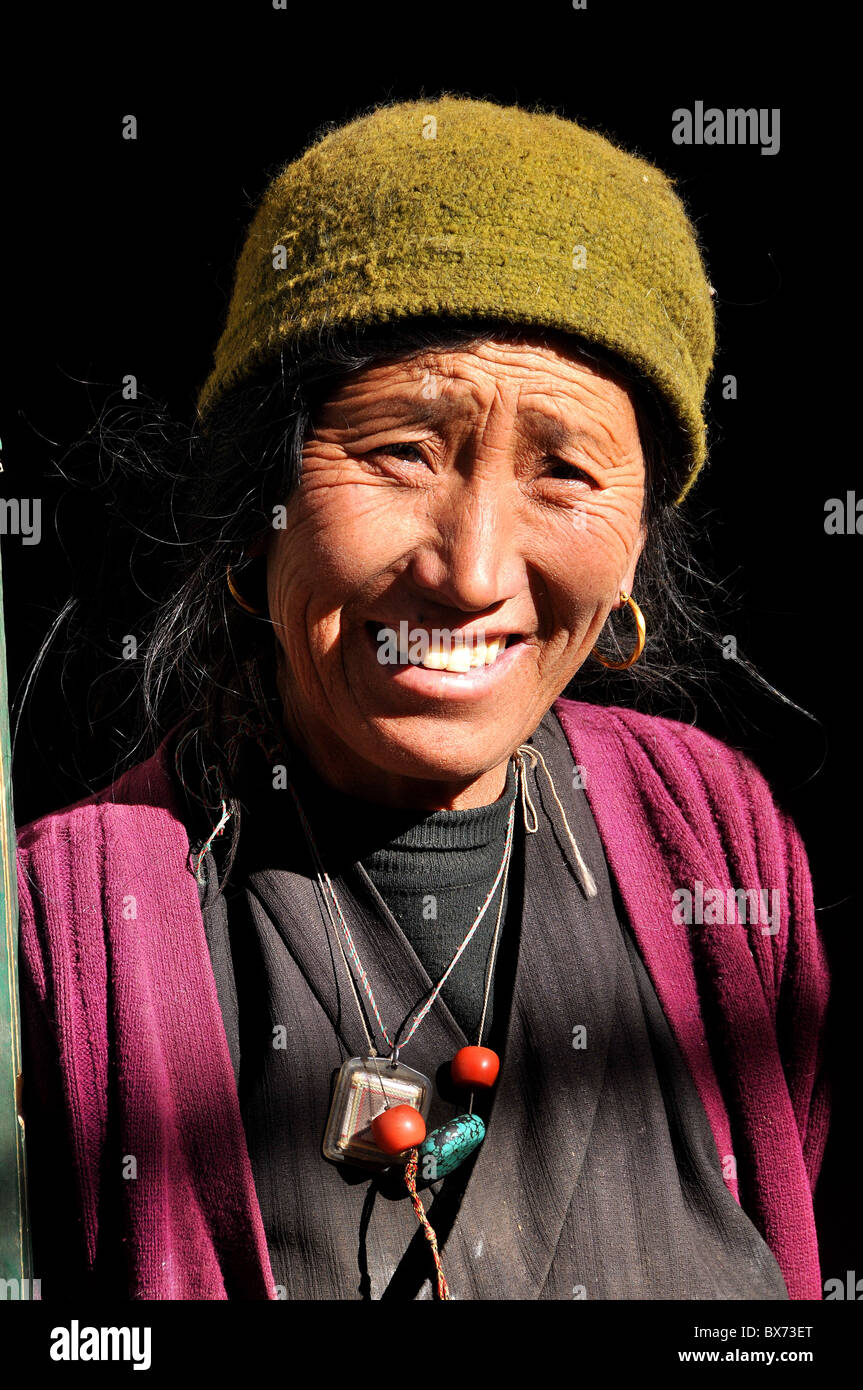 Mustang donna nel villaggio di Tsarang, Mustang, Nepal, Asia Foto Stock